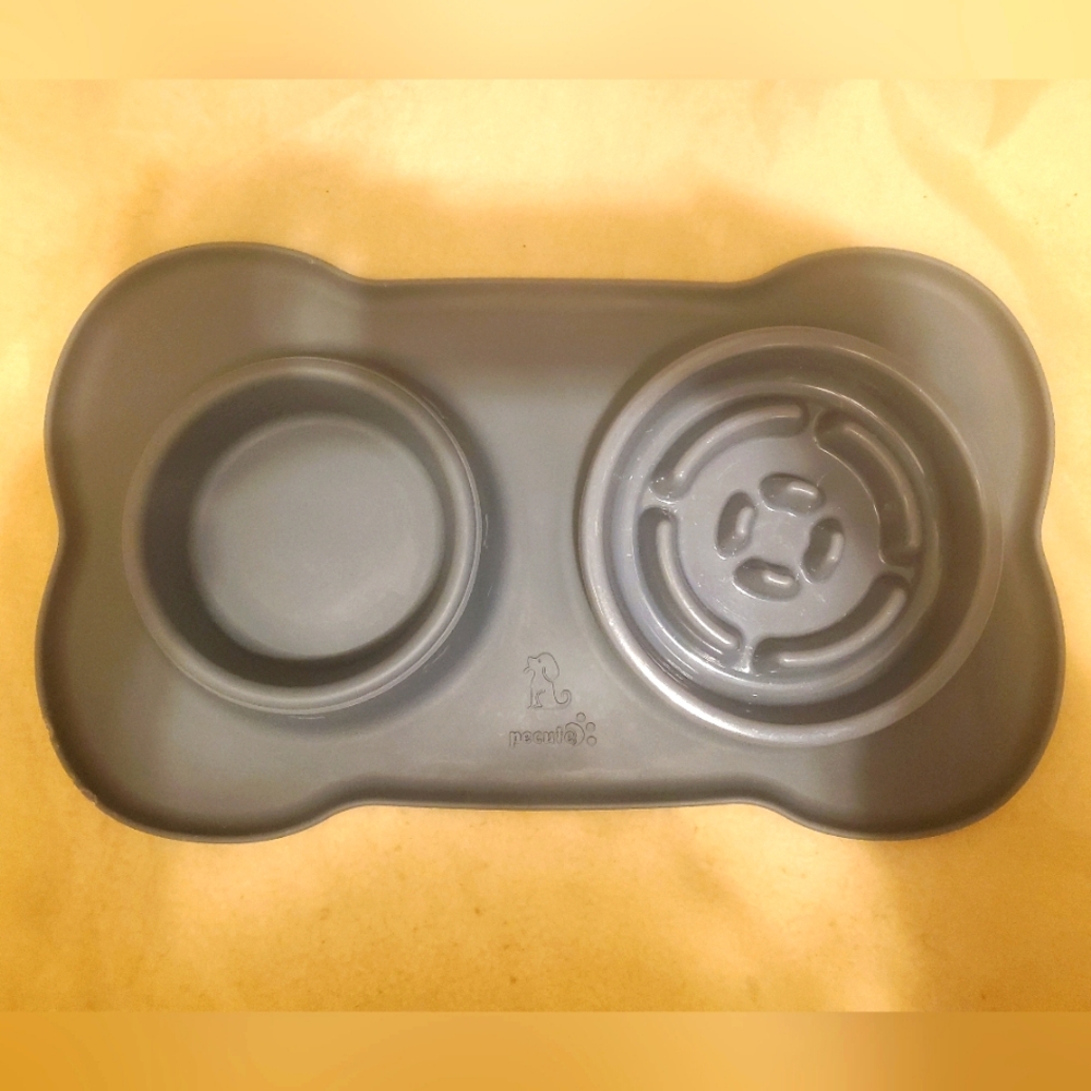 Pecute Silicone No-Spill Non-Skid Silicone Mat w Slow Feed Food Grade Dog Bowl